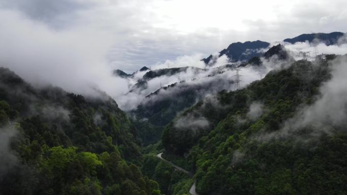 航拍云雾缭绕的大山（未调色原片直出）