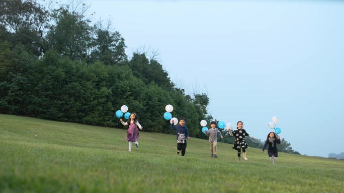 带气球奔跑 儿童 草坪