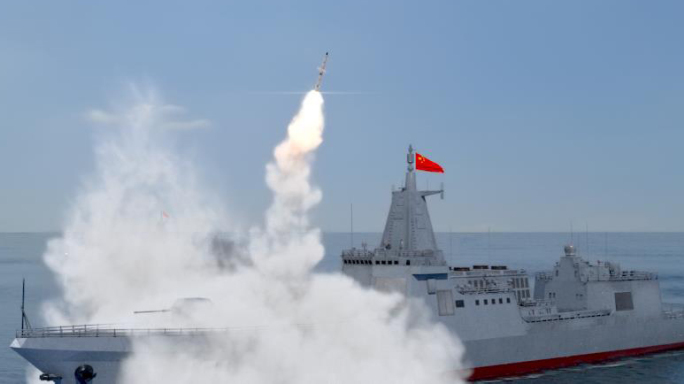 中国055型导弹驱逐舰发射鹰击18导弹