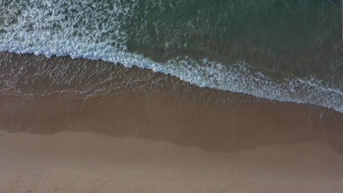 海浪拍打沙滩4K航拍