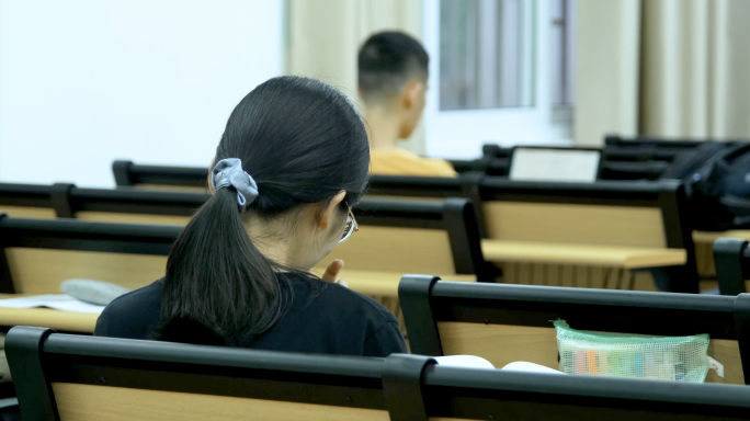 考试学校教室里看书学习的学生