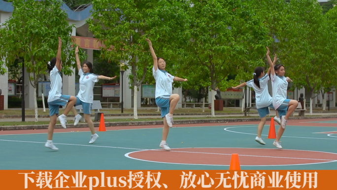 中学生视频篮球场上学生排练舞蹈