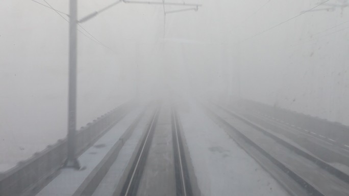 火车飞驰 动车行驶 雪景 大雪 第一视角