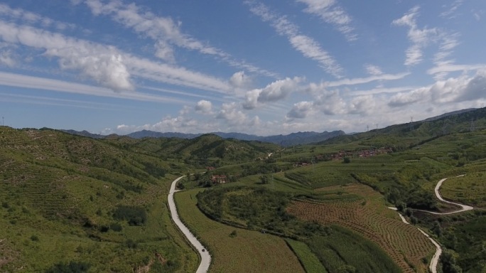 航拍乡村曲折道路