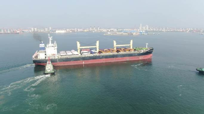 4K航拍港口巨型货轮离港