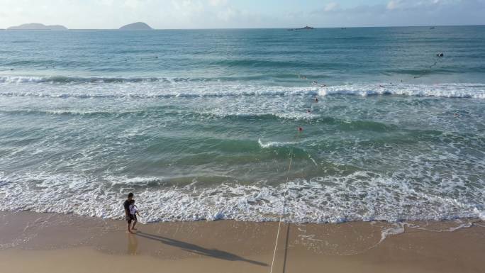 海边游客带孩子实拍