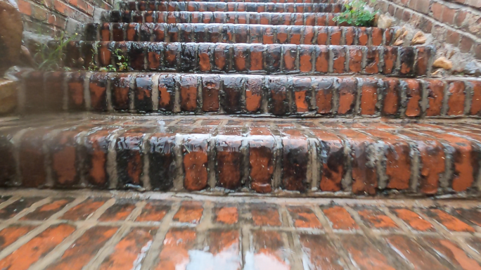 雨中走在石板路上