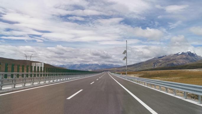 高原上的高速公路，远处雪山草原