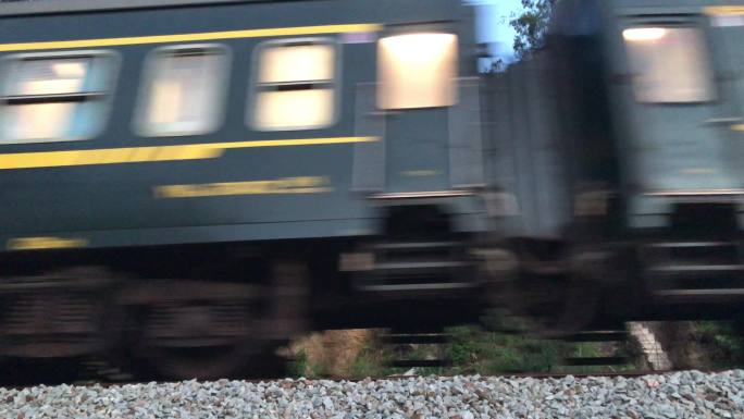 火车绿皮车列车运行