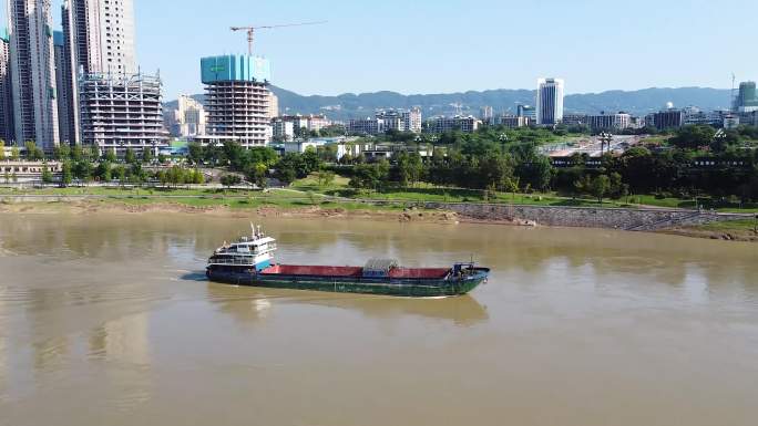 宜宾货运轮船行驶在长江上