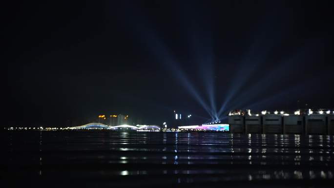 浪漫海边夜景，情侣儿童聚会游玩