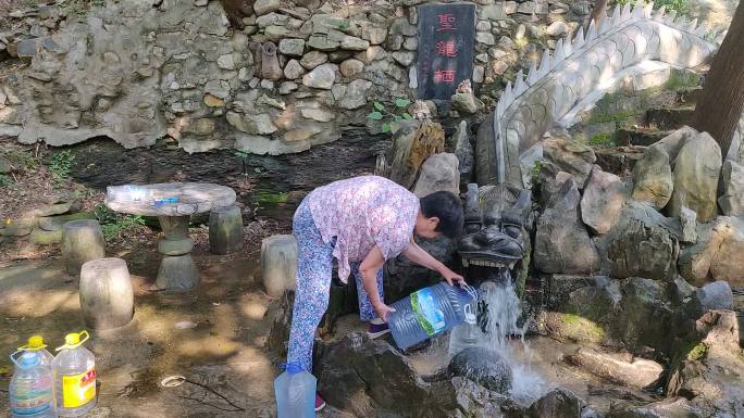山东济南：市民圣龙栖泉取水