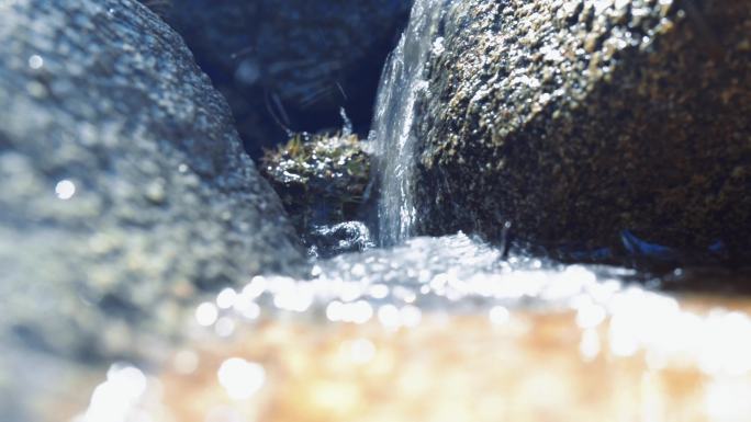 清脆的流水声