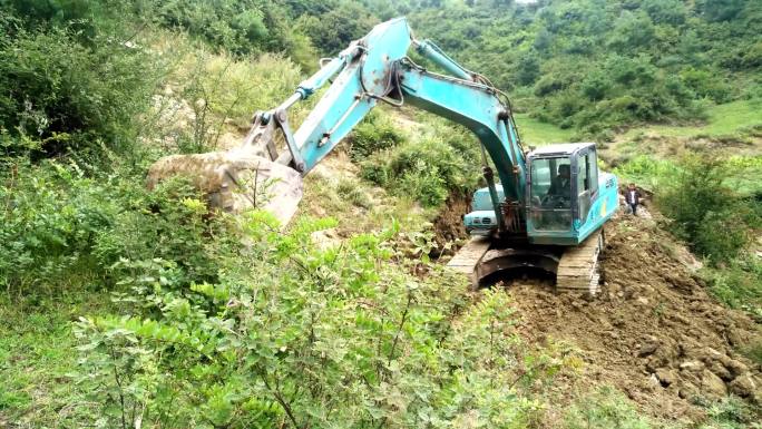 挖掘机在大山上修建公路