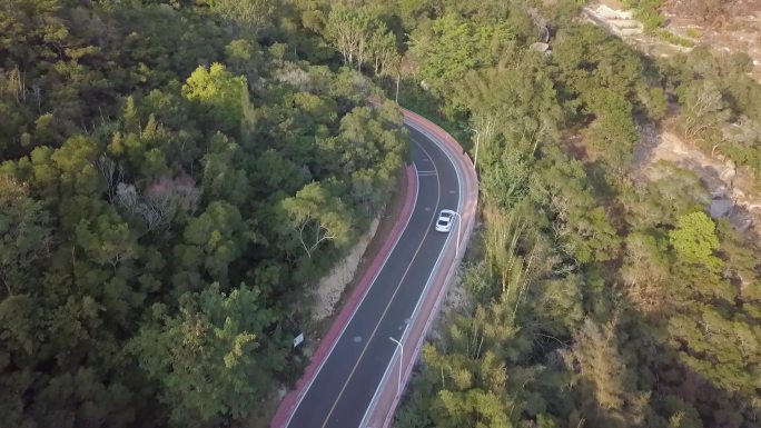 【航拍】奥迪汽车在山路上行驶