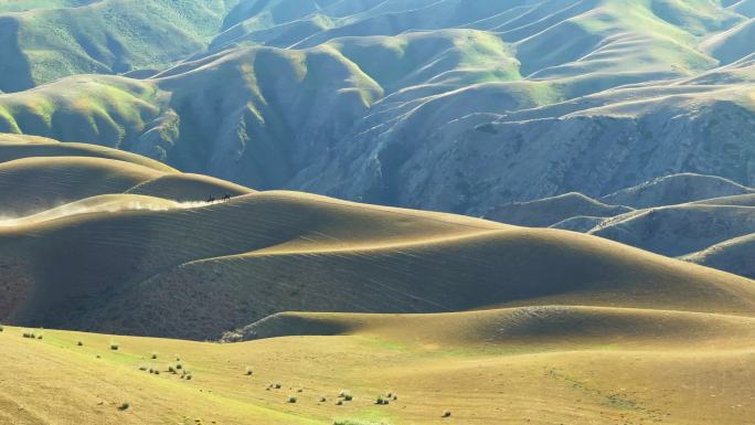 新疆喀拉峻阔克苏大峡谷人体草原