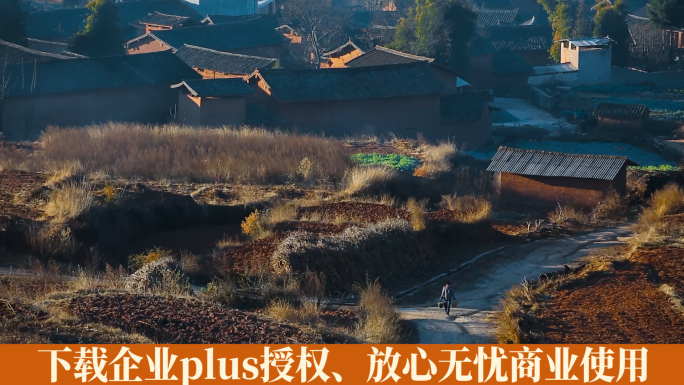 山区农村视频中国云南冬季村庄提水桶的农民