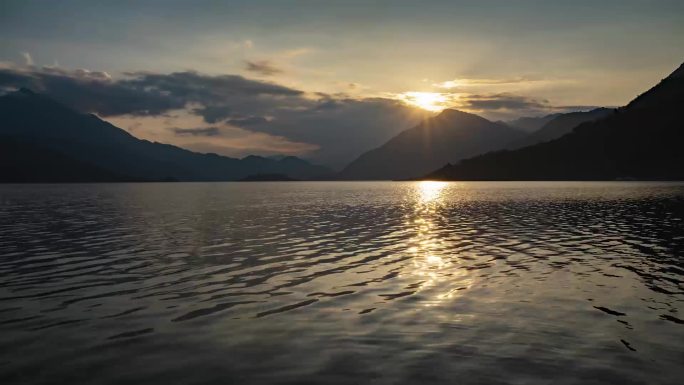 都江堰紫坪铺水库日落