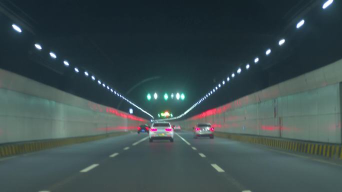 开车通过胶州湾海底隧道