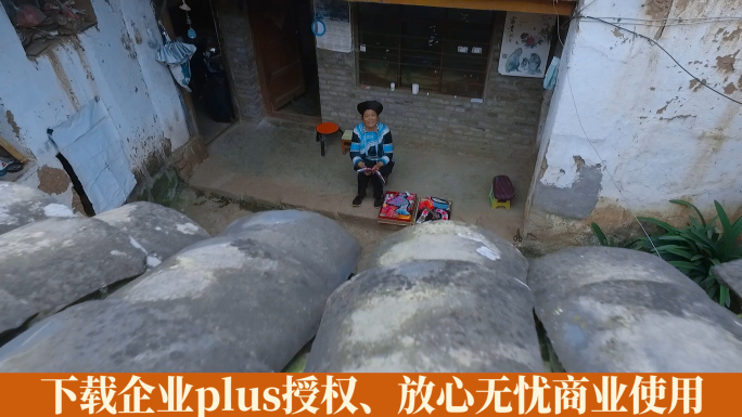老村落视频云南彝族农村院子里彝族妇女