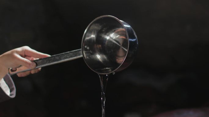 大型酒缸舀酒倒下一组01