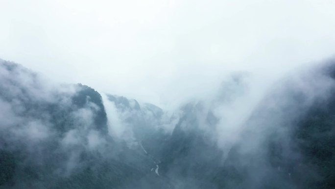 航拍湘西雨中山雾3K