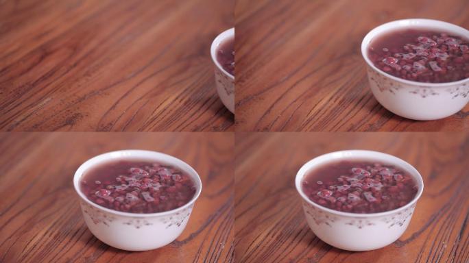 实木桌子上放祛湿红豆粥 (2)