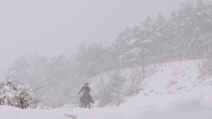 大雪骑马