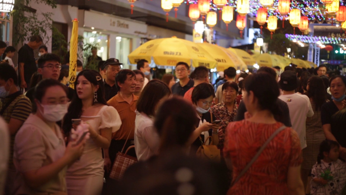 夜生活城中村人群地摊