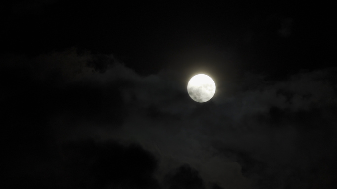 月亮中秋赏月云层飘动乌云阴云密布月黑风高