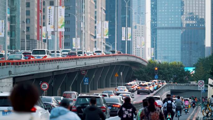 中国辽宁沈阳城市立交桥交通人群与车流
