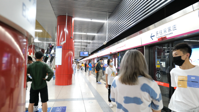 北京地铁人群上下班进出站