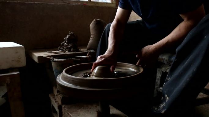 传统手工艺黑陶制作拉坯