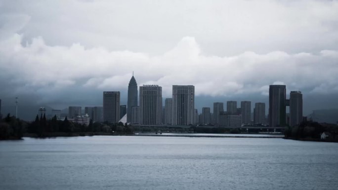 暴风雨来临前城市延时画面