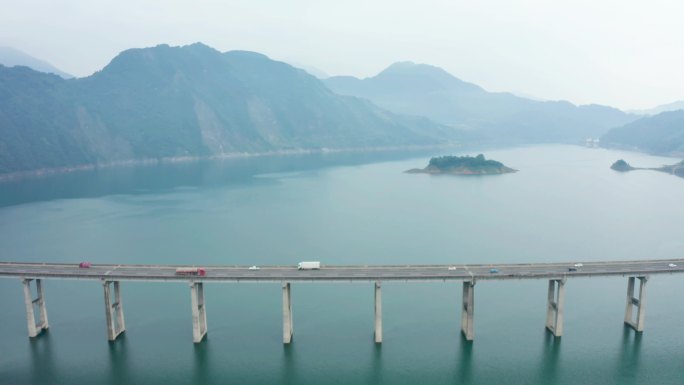 水库上的高速公路桥梁航拍