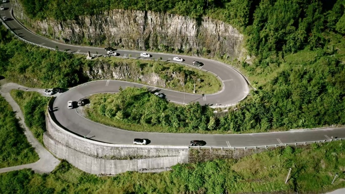 大山蜿蜒的公路