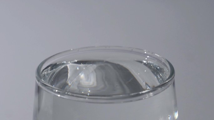 水杯滴水倒水纯净水饮水水滴升格慢镜头水花