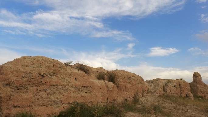 残破夯土墙蓝天白云延时摄影