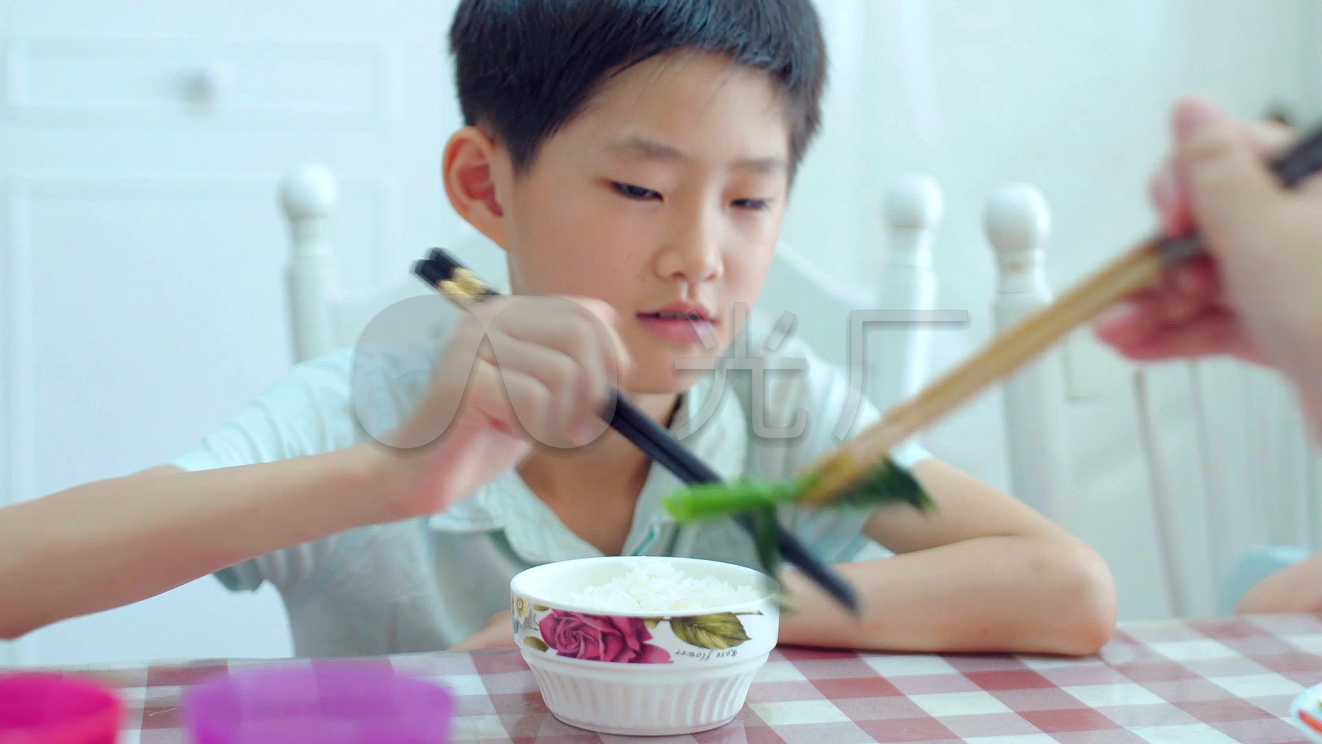 追着孩子喂饭好不好 如何让宝宝好好吃饭 _八宝网