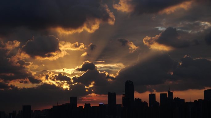 太阳光芒穿透云层傍晚城市天空晚霞光