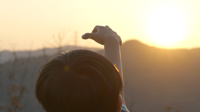 唯美夕阳小孩背影阳光温馨