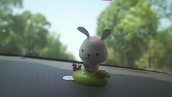 汽车上的兔子摆件