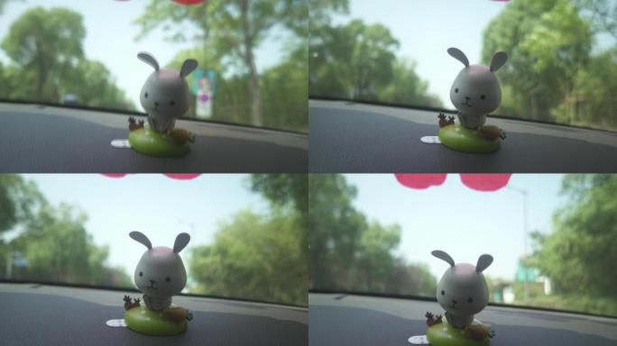 汽车上的兔子摆件