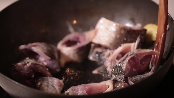 厨师煎鱼防粘锅炖鲫鱼汤 (6)