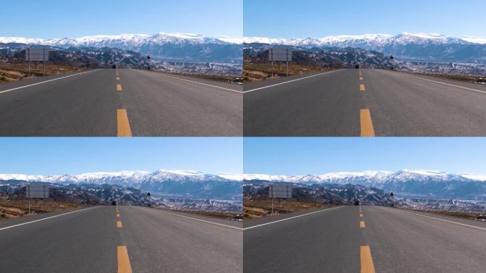 新疆雪山下的公路