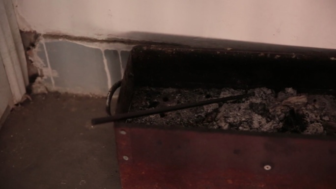 废弃的烤炉烤架 (1)