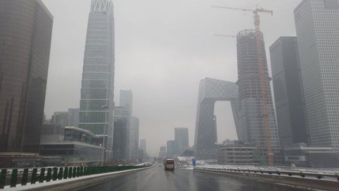 疫情期间雪后北京东三环央视大裤衩肃杀魔幻