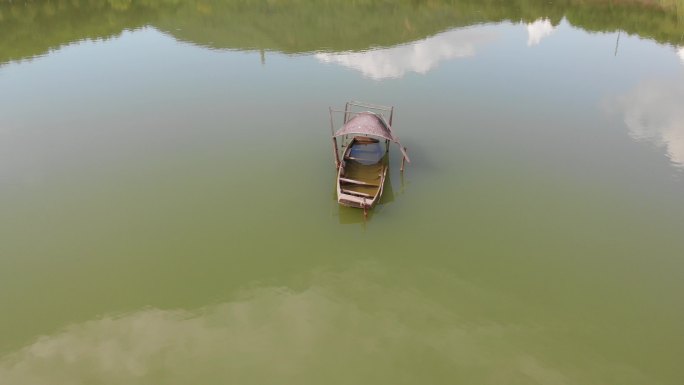 湖泊中央小木船小艇沉船残骸 4K空镜