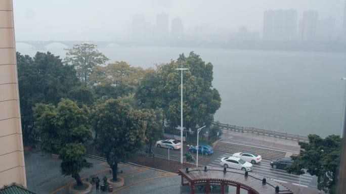 台风天暴雨街景