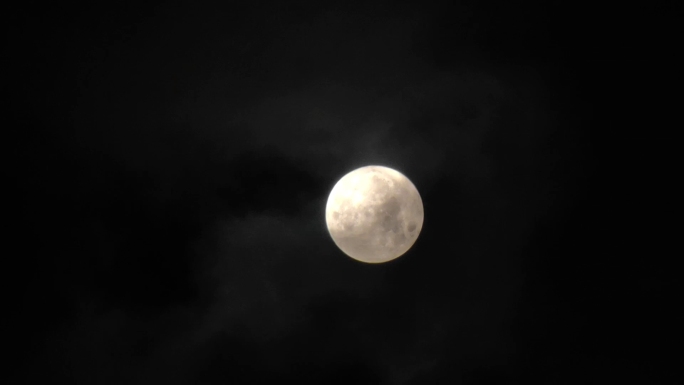 被云层遮住的月亮延时摄影